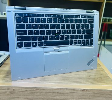Lenovo Yoga x370 i5 7th 8/256 x360  Touchscreen with stylus