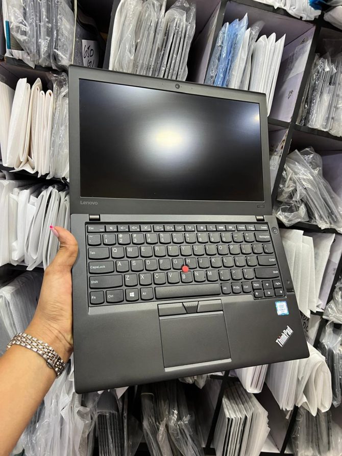 Lenovo Thinkpad X260  Intel i7 6th Gen / 8gb / 256ssd/ 12inch Screen