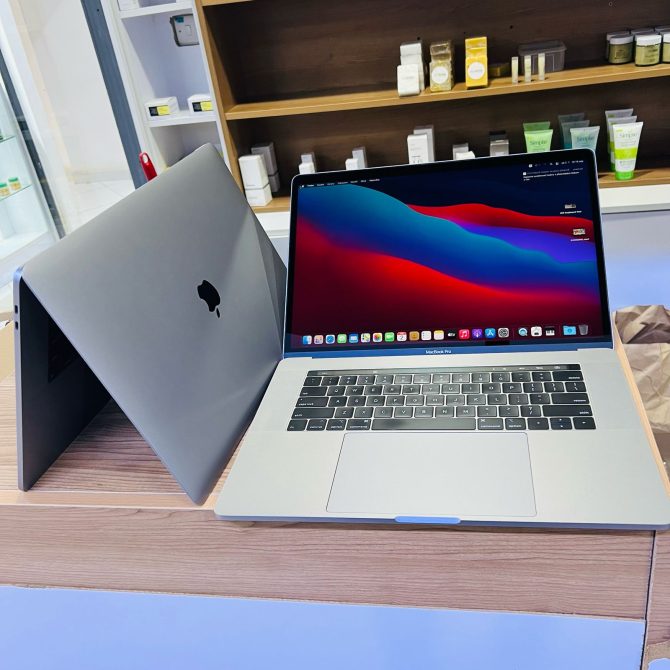 Apple Macbook pro 15’ 2018 core i9*32GB 500 Storage 4GB graphics